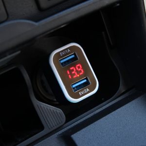 Polnilnik za telefon 2xUSB + tester napetosti baterije TEST-04